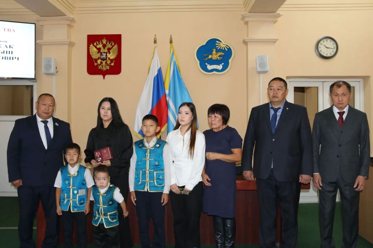 В Верховном Хурале (парламенте) Республики Тыва состоялась церемония посмертного награждения военнослужащих, героически погибших в ходе выполнения задач специальной военной операции В Верховном Хурале (парламенте) Республики Тыва состоялась церемония посмертного награждения военнослужащих, героически погибших в ходе выполнения задач специальной военной операции