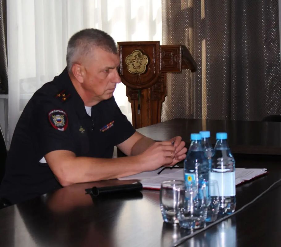 Заместитель министра внутренних дел по Республике Тыва полковник полиции Евгений Карпушкин проверил деятельность отделения полиции № 6 в Каа-Хемском районе Заместитель министра внутренних дел по Республике Тыва полковник полиции Евгений Карпушкин проверил деятельность отделения полиции № 6 в Каа-Хемском районе