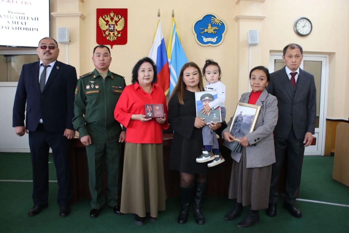 В Верховном Хурале (парламенте) Республики Тыва состоялась церемония посмертного награждения военнослужащих, героически погибших в ходе выполнения задач специальной военной операции В Верховном Хурале (парламенте) Республики Тыва состоялась церемония посмертного награждения военнослужащих, героически погибших в ходе выполнения задач специальной военной операции