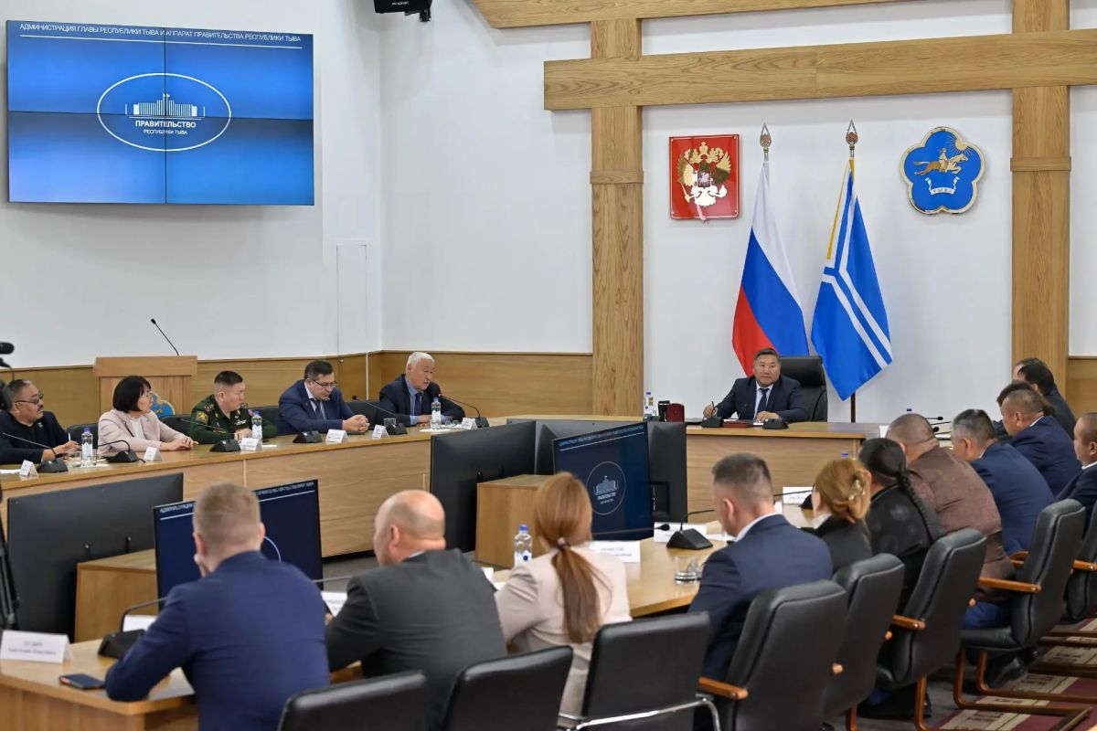 Глава Тувы Владислав Ховалыг провел первую после избрания на должность рабочую встречу с депутатами Верховного Хурала республики и Хуралом представителей Кызыла Глава Тувы Владислав Ховалыг провел первую после избрания на должность рабочую встречу с депутатами Верховного Хурала республики и Хуралом представителей Кызыла