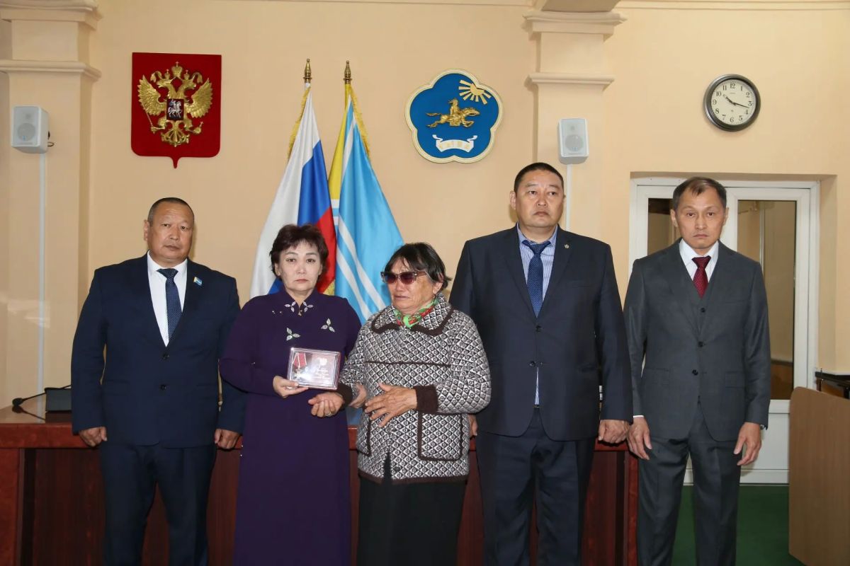 В Верховном Хурале (парламенте) Республики Тыва состоялась церемония посмертного награждения военнослужащих, героически погибших в ходе выполнения задач специальной военной операции В Верховном Хурале (парламенте) Республики Тыва состоялась церемония посмертного награждения военнослужащих, героически погибших в ходе выполнения задач специальной военной операции