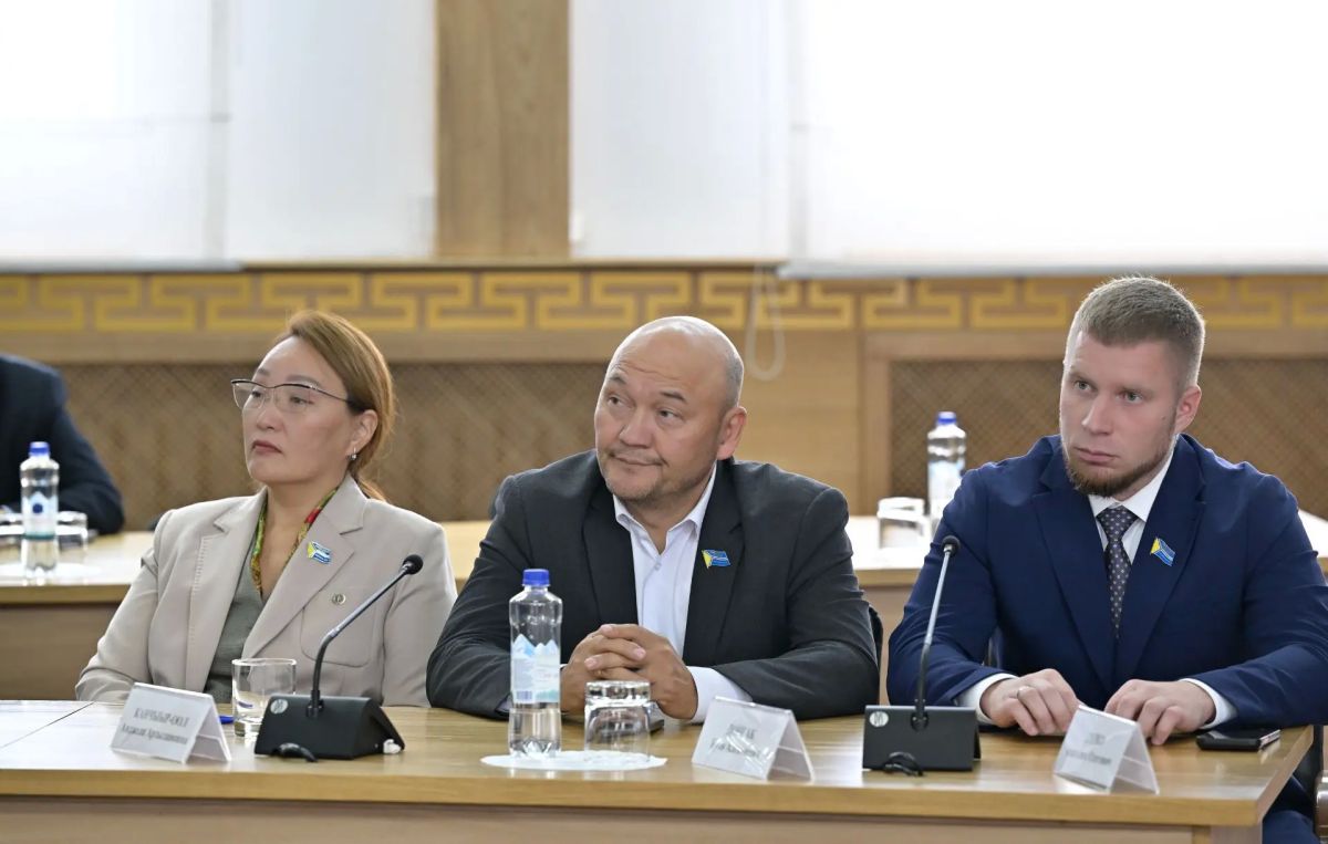 Глава Тувы Владислав Ховалыг провел первую после избрания на должность рабочую встречу с депутатами Верховного Хурала республики и Хуралом представителей Кызыла Глава Тувы Владислав Ховалыг провел первую после избрания на должность рабочую встречу с депутатами Верховного Хурала республики и Хуралом представителей Кызыла