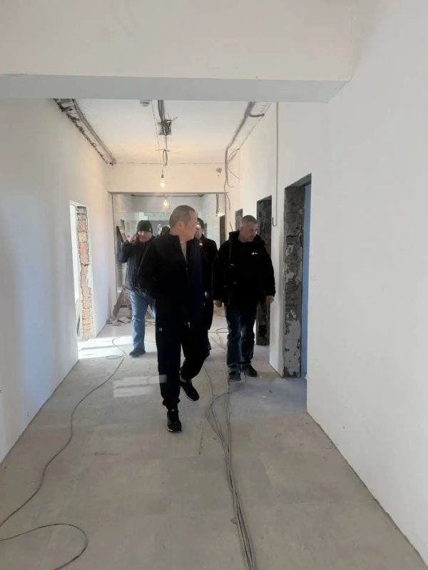И.о. министра здравоохранения Анатолий Югай в рамках субботнего выезда побывал на двух объектах первичного звена с инспекцией хода капитального ремонта - стационарного отделения Тандинской ЦКБ и поликлиники Тес-Хемской ЦКБ... И.о. министра здравоохранения Анатолий Югай в рамках субботнего выезда побывал на двух объектах первичного звена с инспекцией хода капитального ремонта - стационарного отделения Тандинской ЦКБ и поликлиники Тес-Хемской ЦКБ...