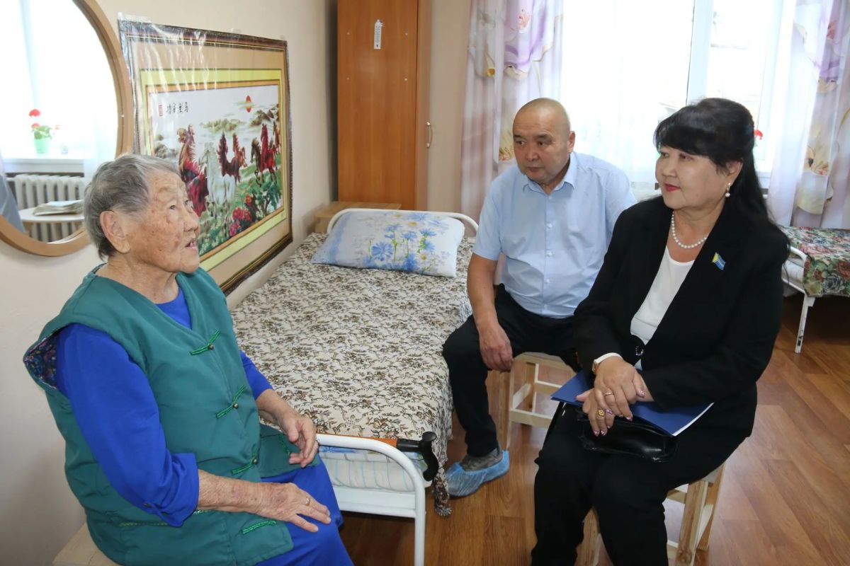 Долаан Калбак и Ульяна Монгуш посетили Чаданский дом-интернат для престарелых и инвалидов Долаан Калбак и Ульяна Монгуш посетили Чаданский дом-интернат для престарелых и инвалидов