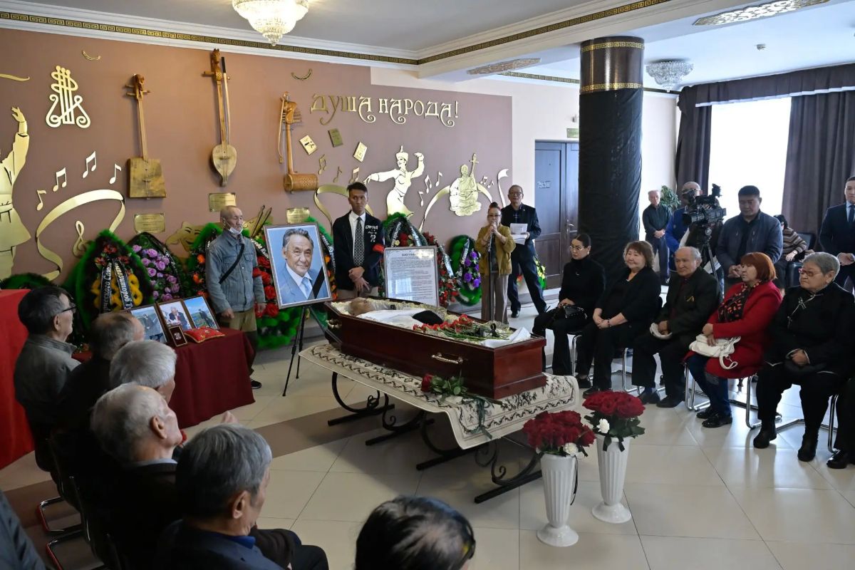 Сегодня в Кызыле прошла гражданская панихида по народному писателю Кара-Куске Кунзековичу Чооду Сегодня в Кызыле прошла гражданская панихида по народному писателю Кара-Куске Кунзековичу Чооду