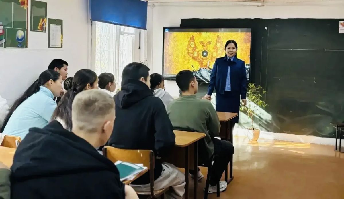 Работник прокуратуры республики провела профилактические и профориентационные встречи с молодежью в городе Шагонаре Работник прокуратуры республики провела профилактические и профориентационные встречи с молодежью в городе Шагонаре