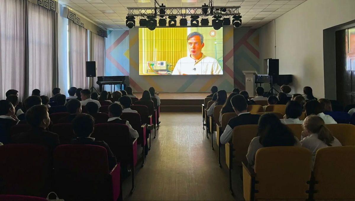 Космос начинается с интереса к науке: школьники Тувы увидели фильмы о жизни на орбите Космос начинается с интереса к науке: школьники Тувы увидели фильмы о жизни на орбите