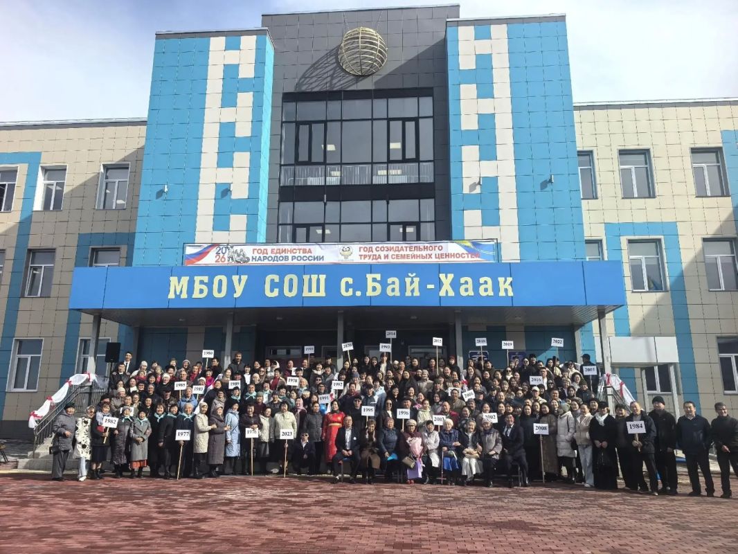 Председатель Комитета Верховного Хурала по развитию инфраструктуры и промышленной политике Эрес Хуурак 9 октября принял участие в торжественном мероприятии, посвященном 110-летию Бай-Хаакской средней школы