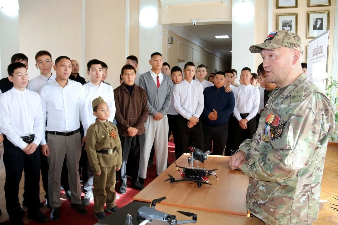 Сегодня в Верховном Хурале состоялся открытый разговор о важном со студентами ссузов и ТывГУ, приуроченный ко Дню отца Сегодня в Верховном Хурале состоялся открытый разговор о важном со студентами ссузов и ТывГУ, приуроченный ко Дню отца