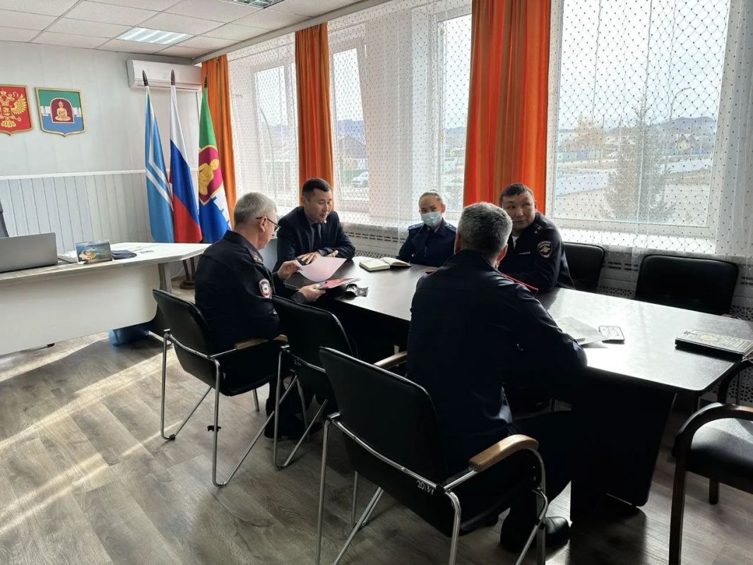 Заместитель министра внутренних дел по Республике Тыва полковник полиции Евгений Карпушкин проверил деятельность отделения полиции № 5 в Чаа-Хольском районе Заместитель министра внутренних дел по Республике Тыва полковник полиции Евгений Карпушкин проверил деятельность отделения полиции № 5 в Чаа-Хольском районе