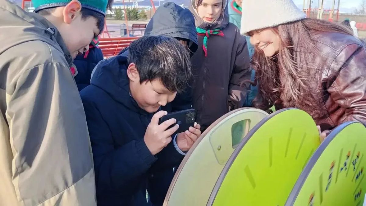 У школьников Тувы появилась новая локация для увлекательного досуга и интеллектуального развития: в Семейном парке города Кызыла торжественно открыта первая в республике интерактивная научная площадка У школьников Тувы появилась новая локация для увлекательного досуга и интеллектуального развития: в Семейном парке города Кызыла торжественно открыта первая в республике интерактивная научная площадка