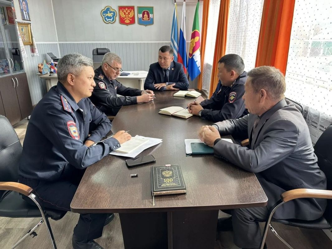Заместитель министра внутренних дел по Республике Тыва полковник полиции Евгений Карпушкин проверил деятельность отделения полиции № 5 в Чаа-Хольском районе