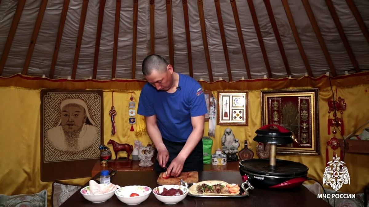 #ПожарнаяКухня. Сегодня у нас настоящее путешествие в тувинскую кухню Рецептом приготовления согажа — блюда с характером и уважением к традициям, делится старший пожарный 22 пожарной-спасательной части по охране города...
