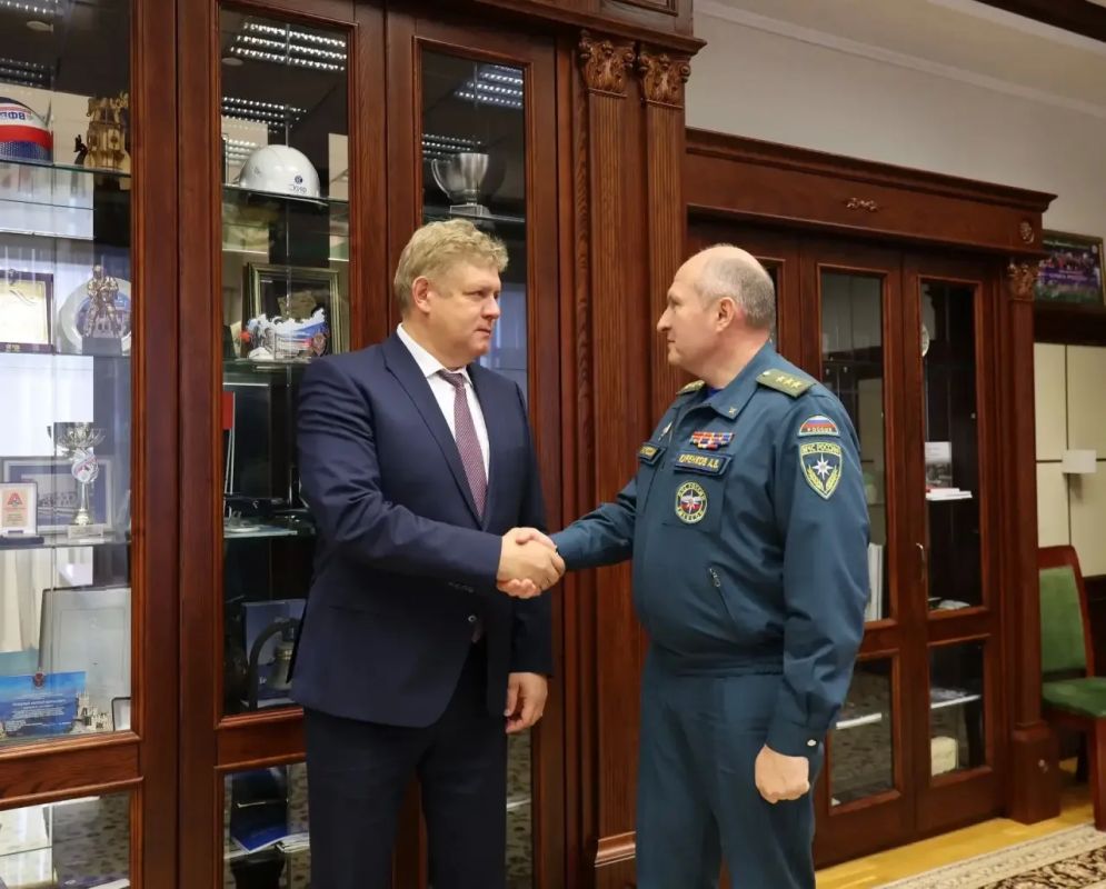 Глава МЧС России и полномочный представитель Президента России в Сибирском федеральном округе обсудили вопросы безопасности Глава МЧС России и полномочный представитель Президента России в Сибирском федеральном округе обсудили вопросы безопасности