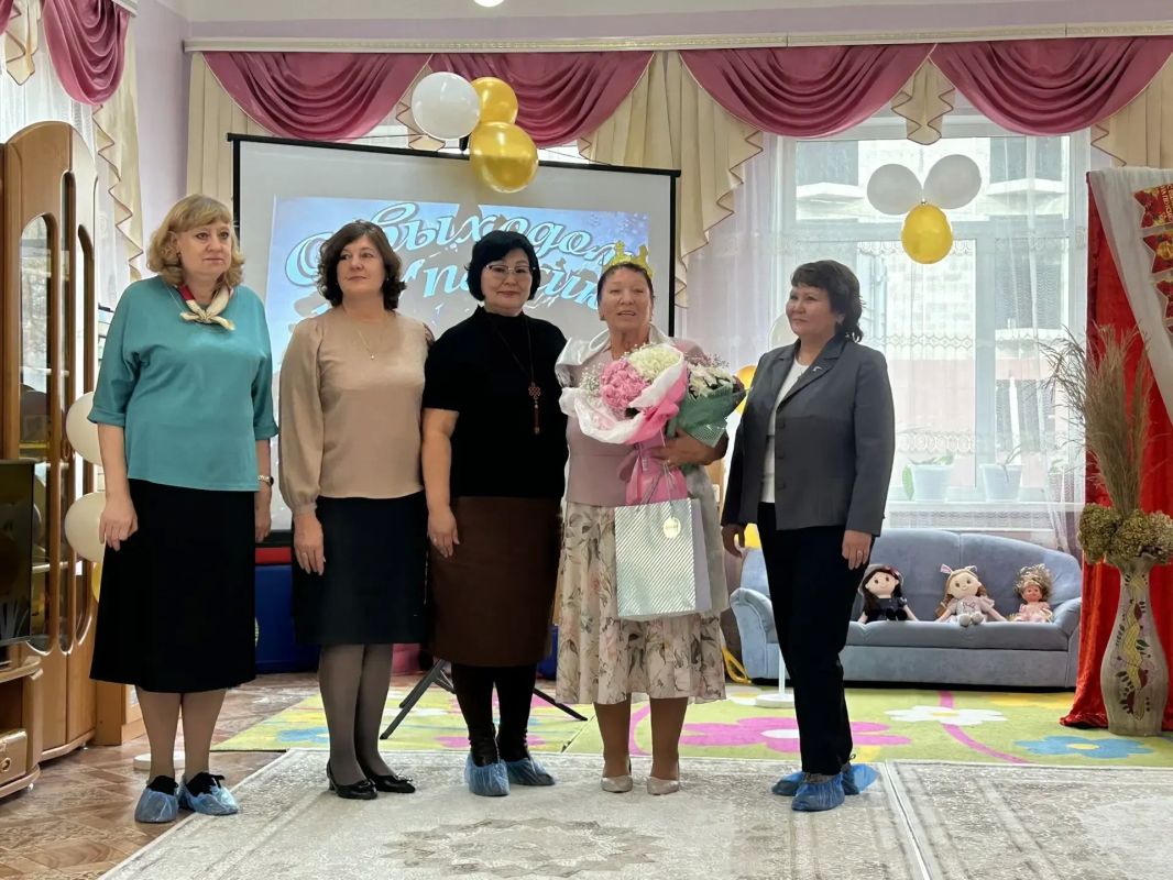 Сегодня проводили на заслуженный отдых ветерана дошкольного образования г.Кызыла Надежду Соболеву Сегодня проводили на заслуженный отдых ветерана дошкольного образования г.Кызыла Надежду Соболеву