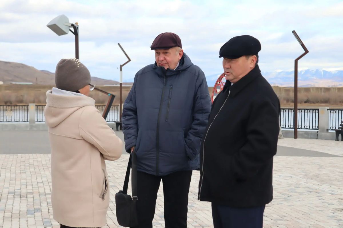 Главный врач Республиканского онкологического диспансера Александр Сергеевич Ванданов и его заместитель Шончалай Сергеевна Саяты в прошлую субботу в рамках ранее объявленной акции «Прогулки с онкологом» ответили на вопросы... Главный врач Республиканского онкологического диспансера Александр Сергеевич Ванданов и его заместитель Шончалай Сергеевна Саяты в прошлую субботу в рамках ранее объявленной акции «Прогулки с онкологом» ответили на вопросы...